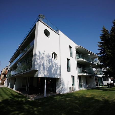 Villa Bauhaus Wellness Apartman Шіофок Екстер'єр фото